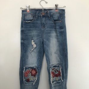Embroidered jeans!⭐️